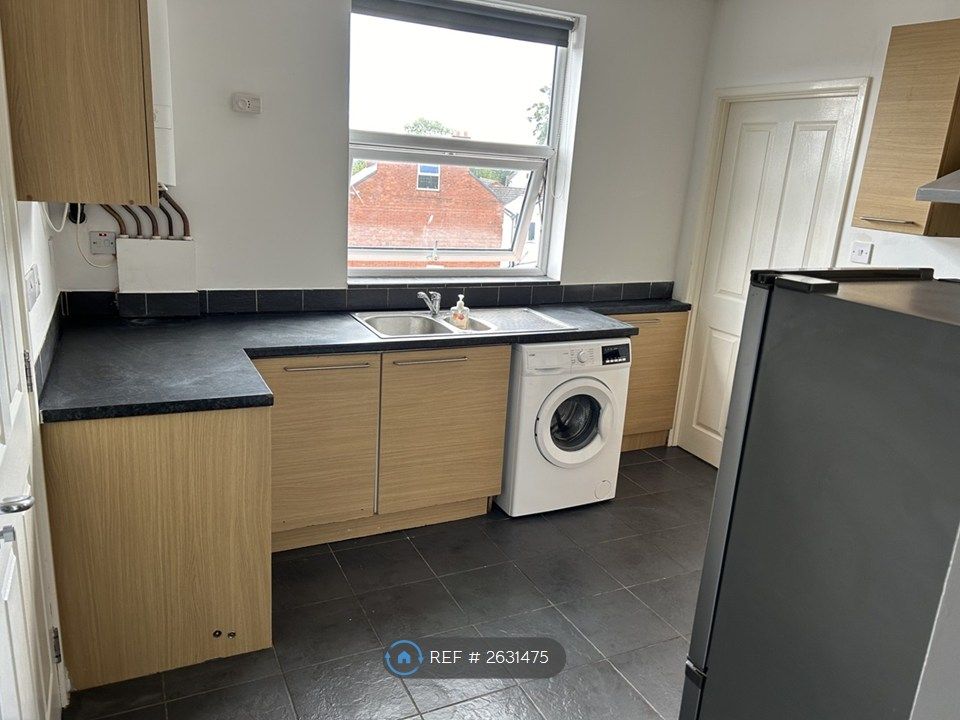 Property photo 3 of 10 Kitchen