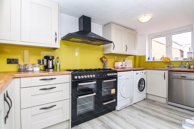Property photo 3 of 16 Kitchen