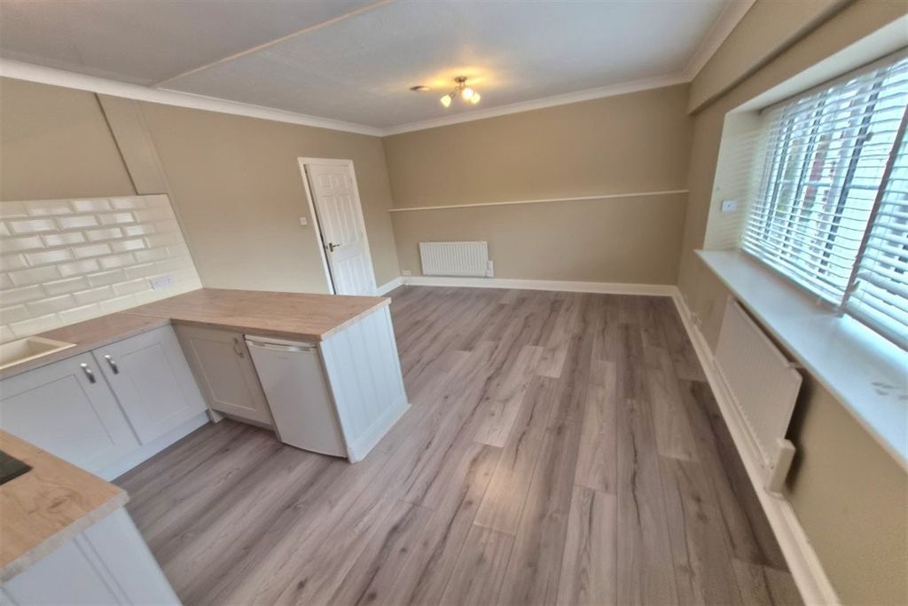 Property photo 2 of 10 Kitchen/Lounge Area