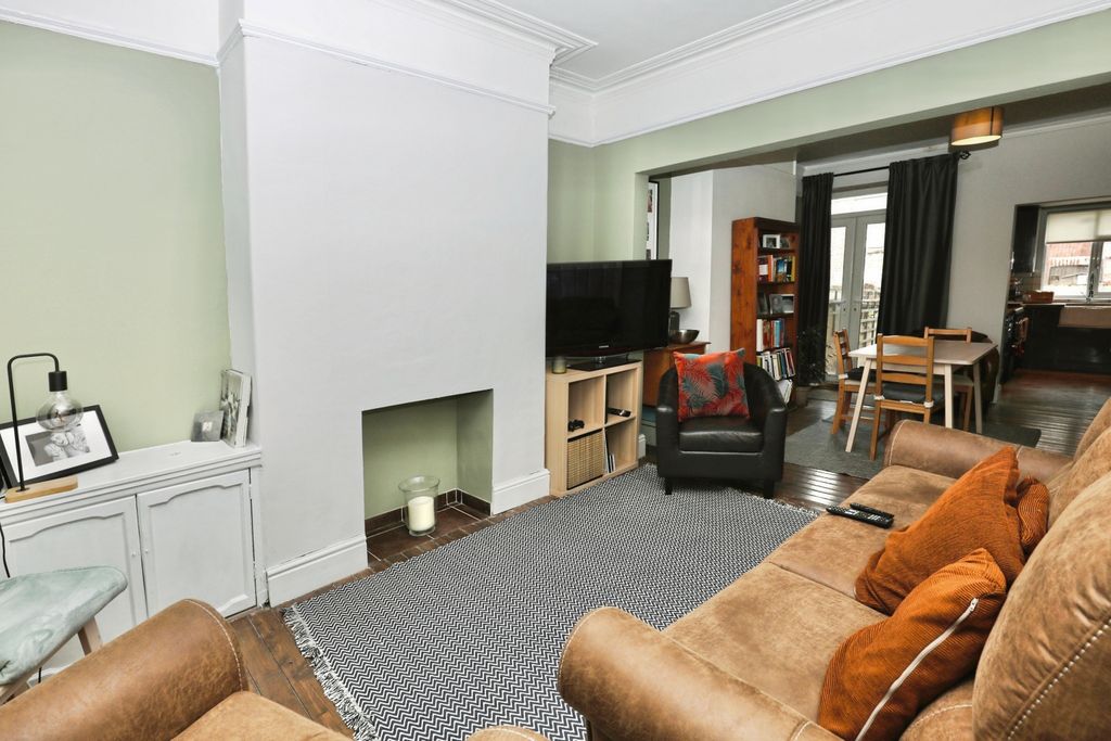 Property photo 3 of 15 Lounge