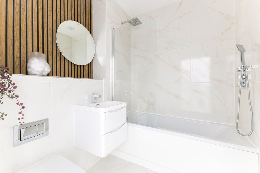 Property photo 3 of 12 Bathroom