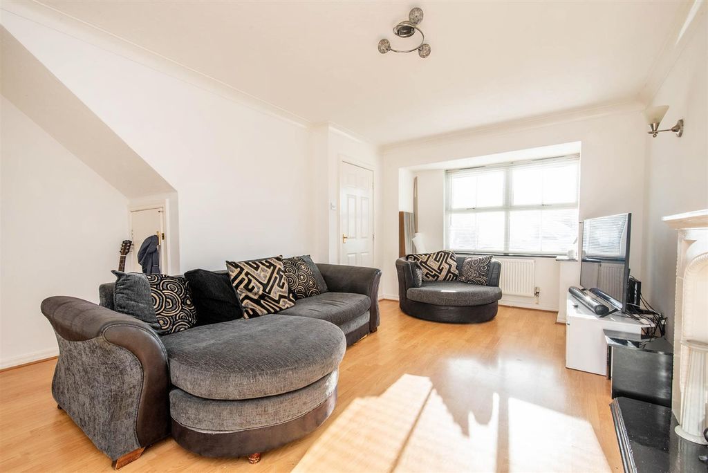 Property photo 2 of 16 Lounge