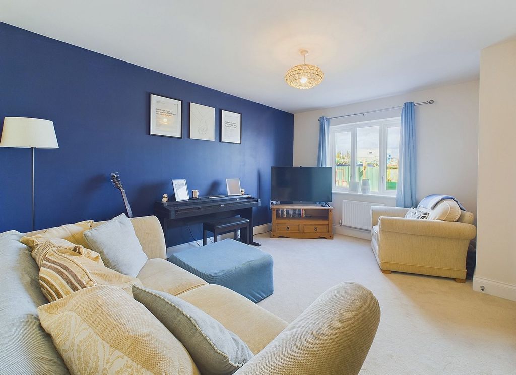 Property photo 2 of 13 Lounge