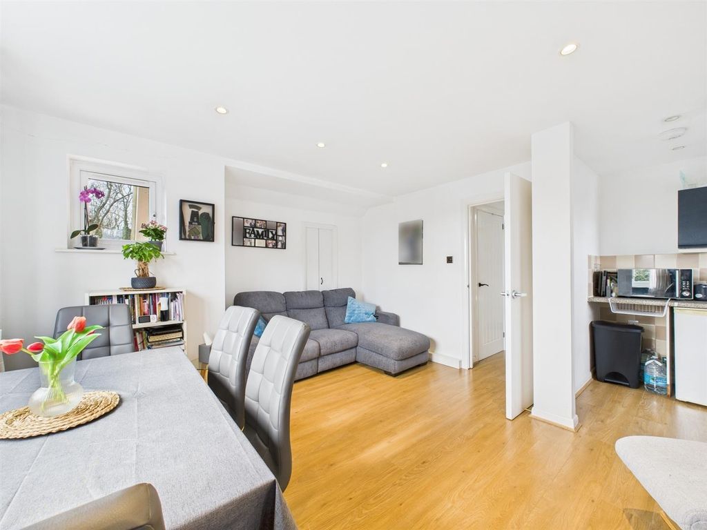 Property photo 3 of 10 Cam02885G0-Pr0336-Still007.Jpg