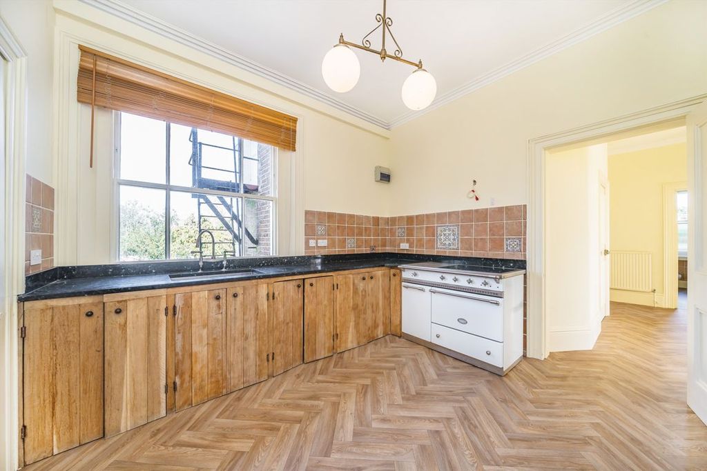 Additional image 7 of 2 bed flat for saleUpper Sunbury Road, Hampton TW12