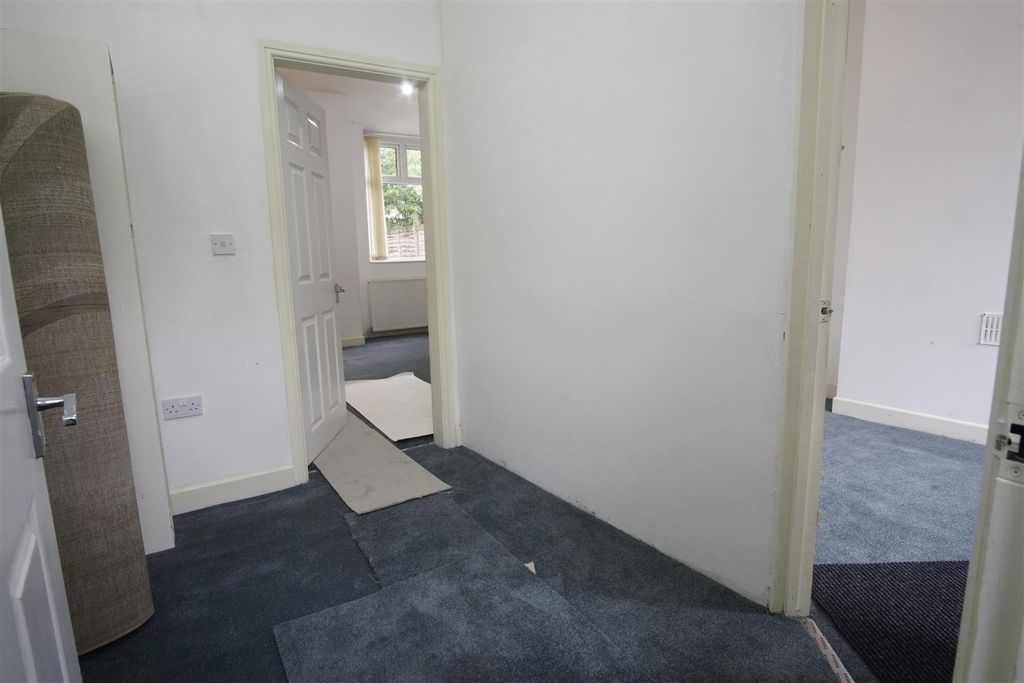 Property photo 2 of 9 Hallway