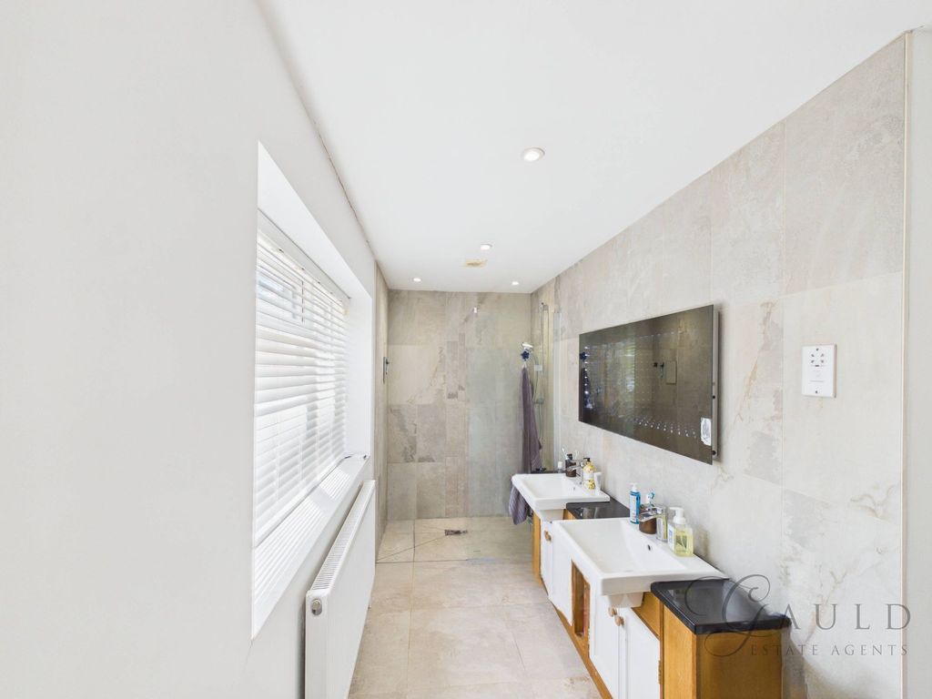 Property photo 2 of 45 Master Ensuite