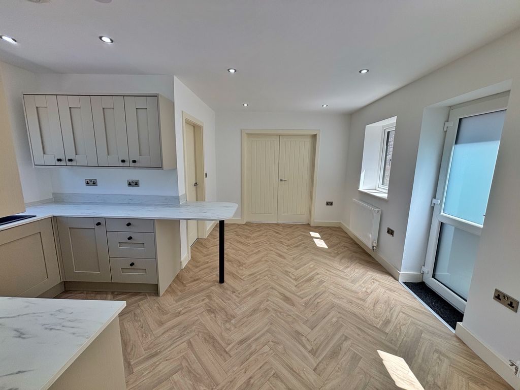 Property photo 3 of 14 Dining Kitchen