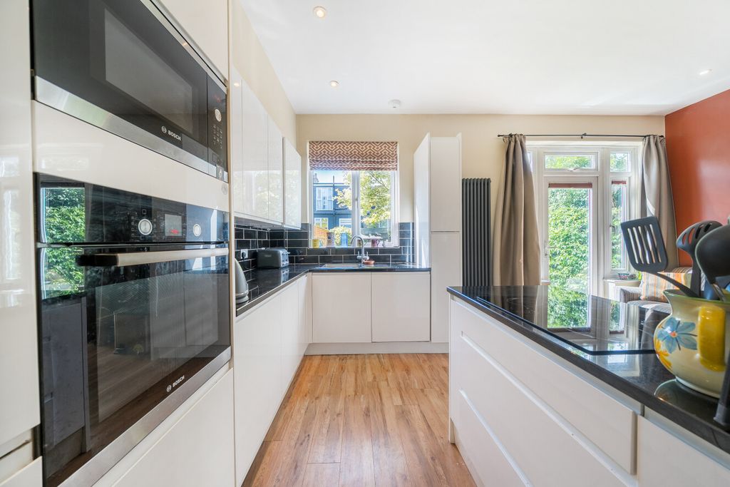 Property photo 3 of 17 1510676-16-6A85c2...
