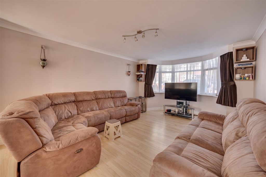 Property photo 3 of 22 Daniels_ Ballogie Avenue Nw10 _004.Jpg
