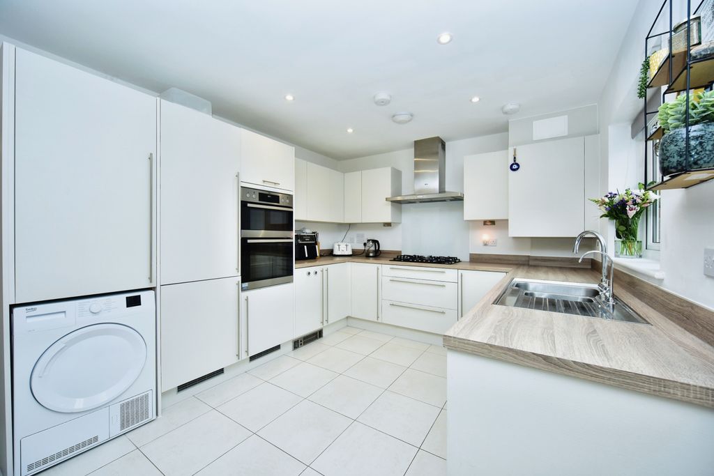 Property photo 3 of 20 Kitchen