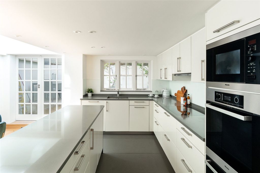 Property photo 3 of 14 Kitchen