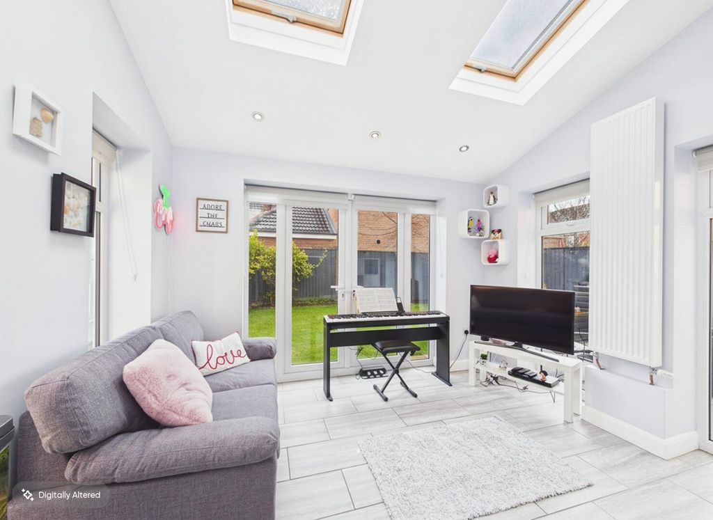 Property photo 3 of 18 Conservatory