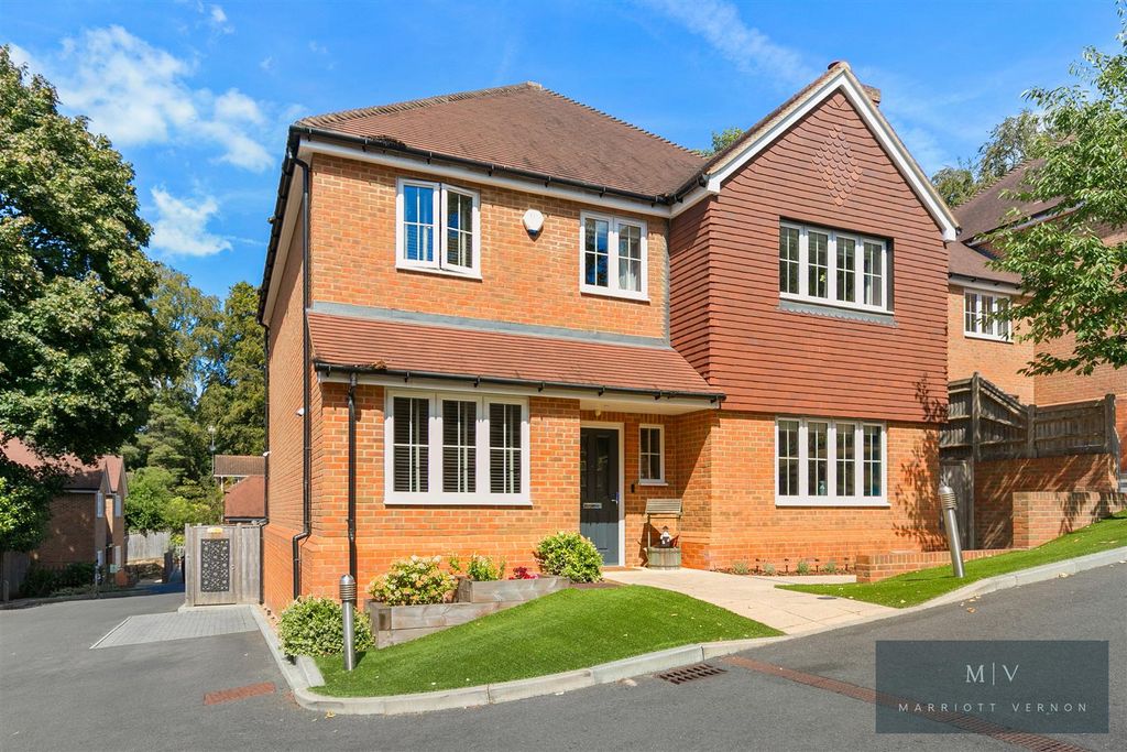 Property photo 1 of 18 Boxford Close 26 MV-18.Jpg