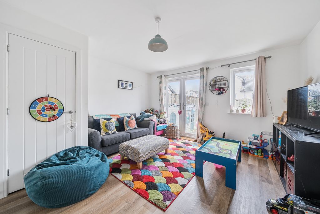 Property photo 3 of 17 1399982-12-69664E7Cee092