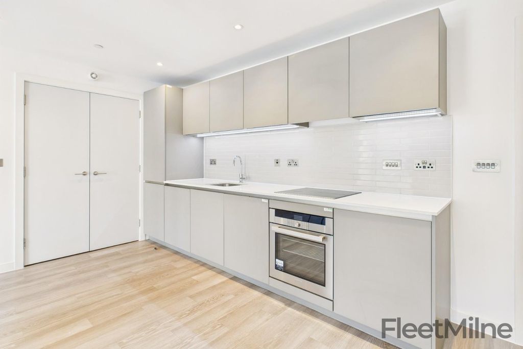 Property photo 3 of 18 Kitchen