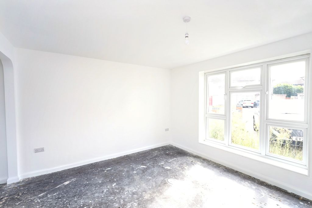 Property photo 2 of 28 11 Beech Gardens, Dagenham, Essex, Rm10 9Ts