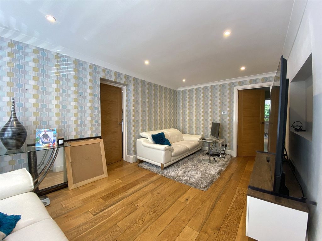 Property photo 2 of 18 Picture No. 16