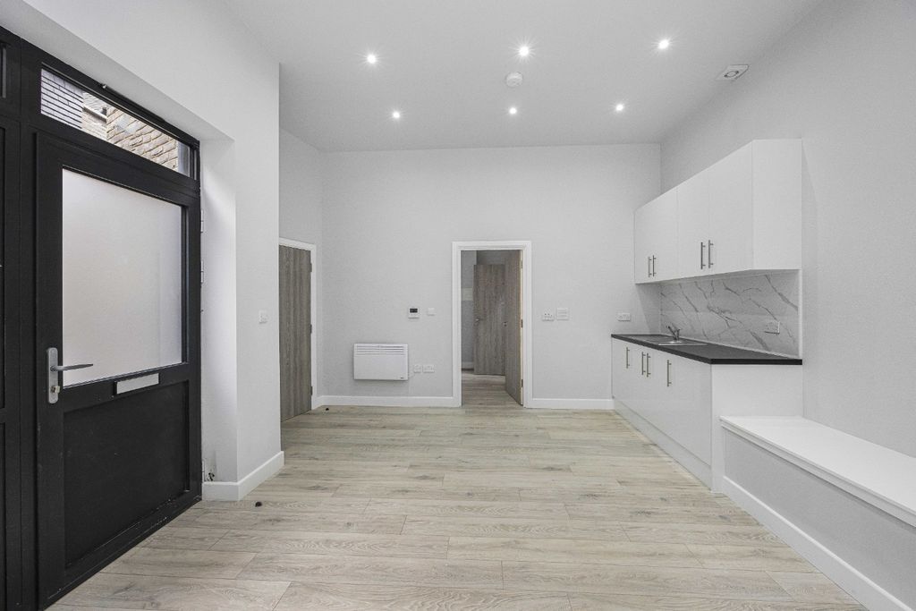 Property photo 2 of 13 4289831