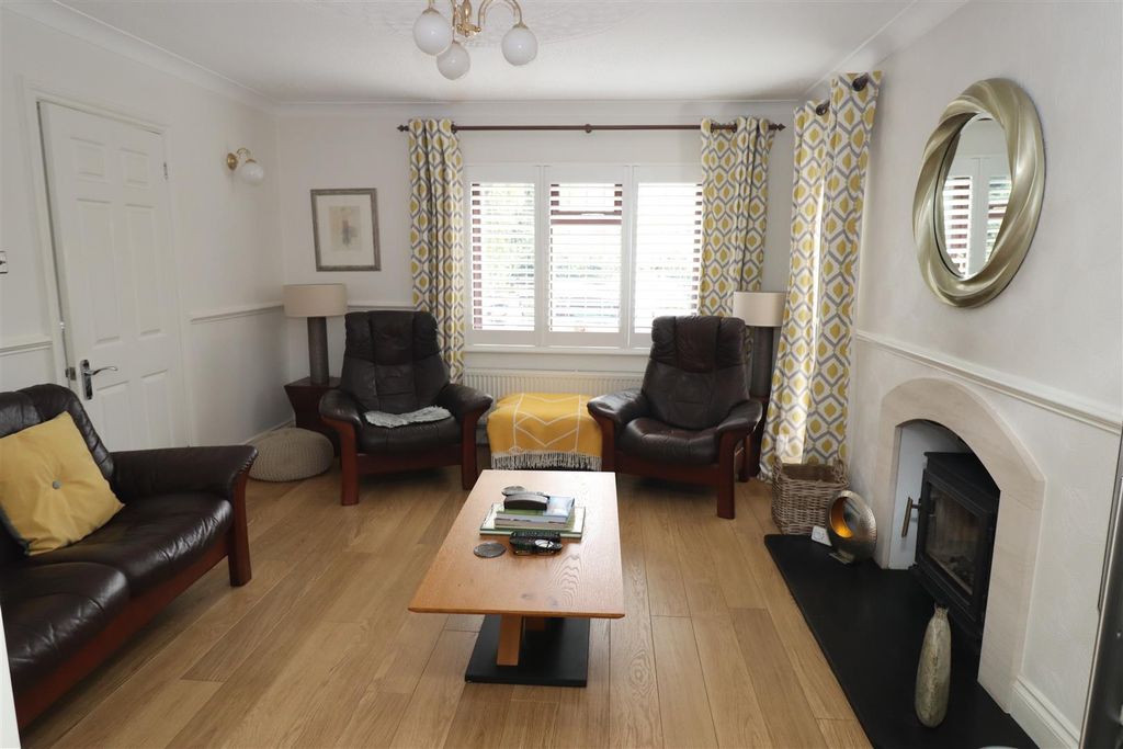 Property photo 2 of 19 Lounge.Jpg
