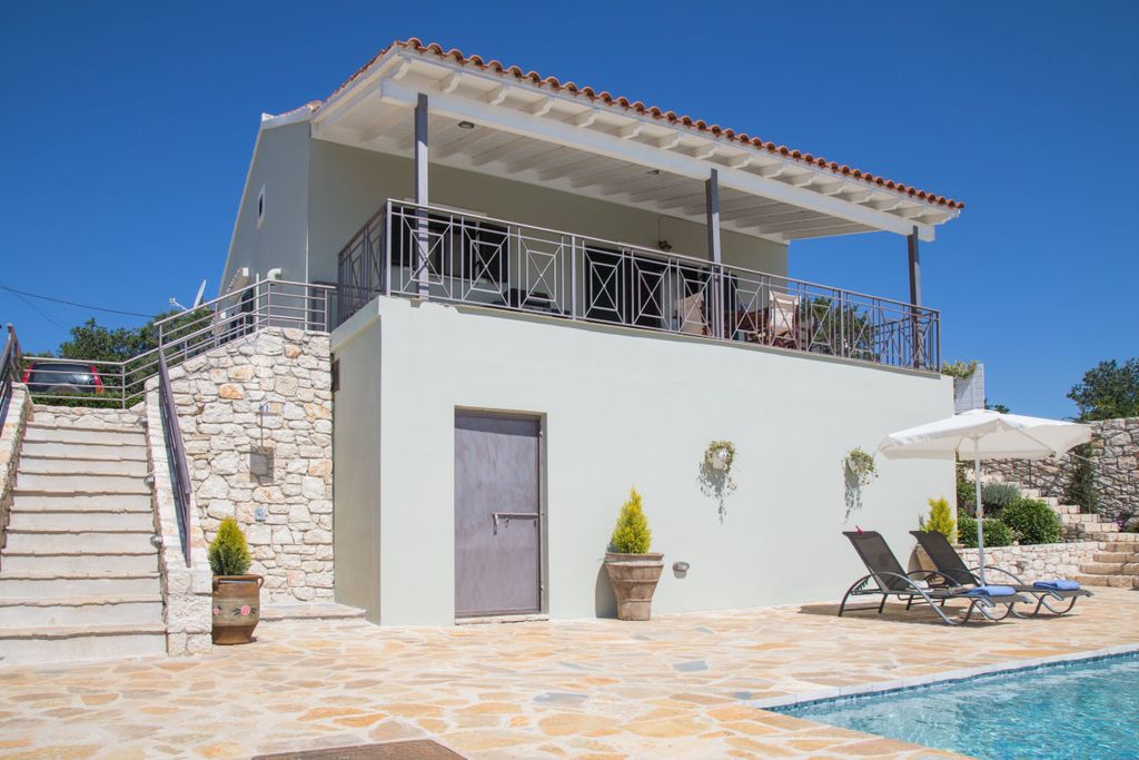 Property photo 3 of 21 House From The Pool