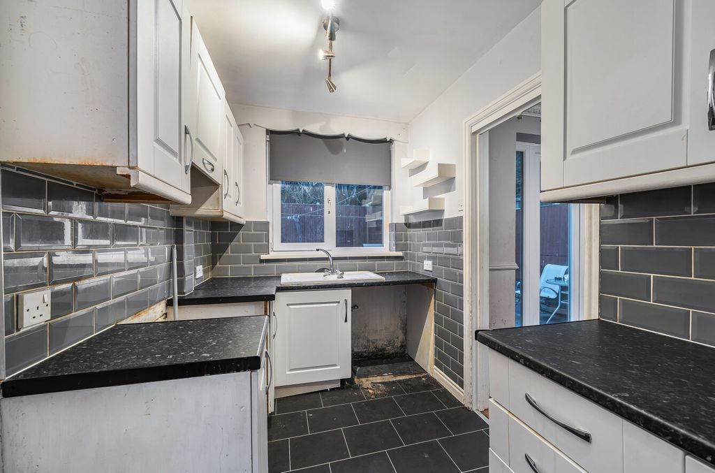 Property photo 2 of 11 Kitchen