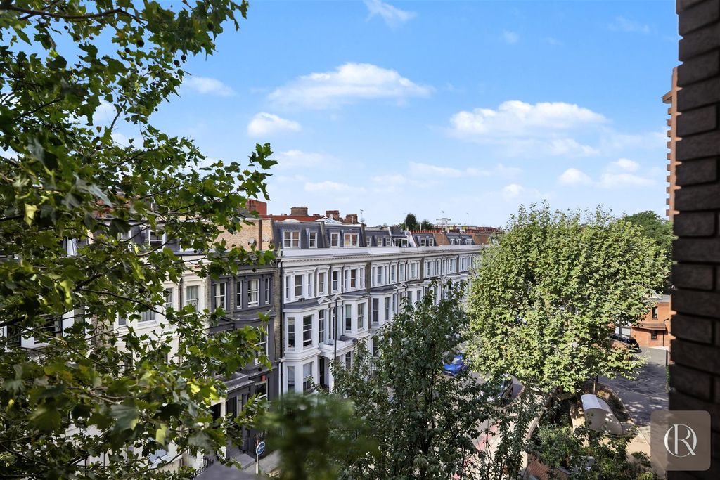 Property photo 2 of 12 19 Upper Whistler Walk World's End Estate, London