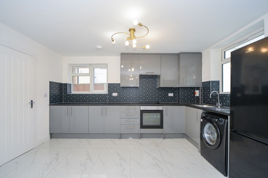 Property photo 1 of 9 6Cf96A81-c552-F11...