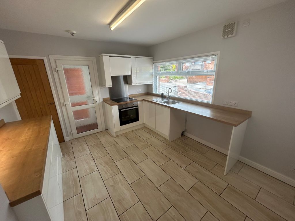 Property photo 2 of 25 Kitchen