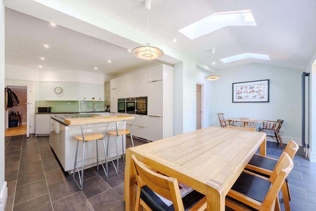 Property photo 2 of 37 Kitchen / Breakfast Room