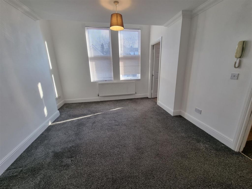 Property photo 3 of 7 Flat 3 8 Kingsmead Livingroom 2.Jpg