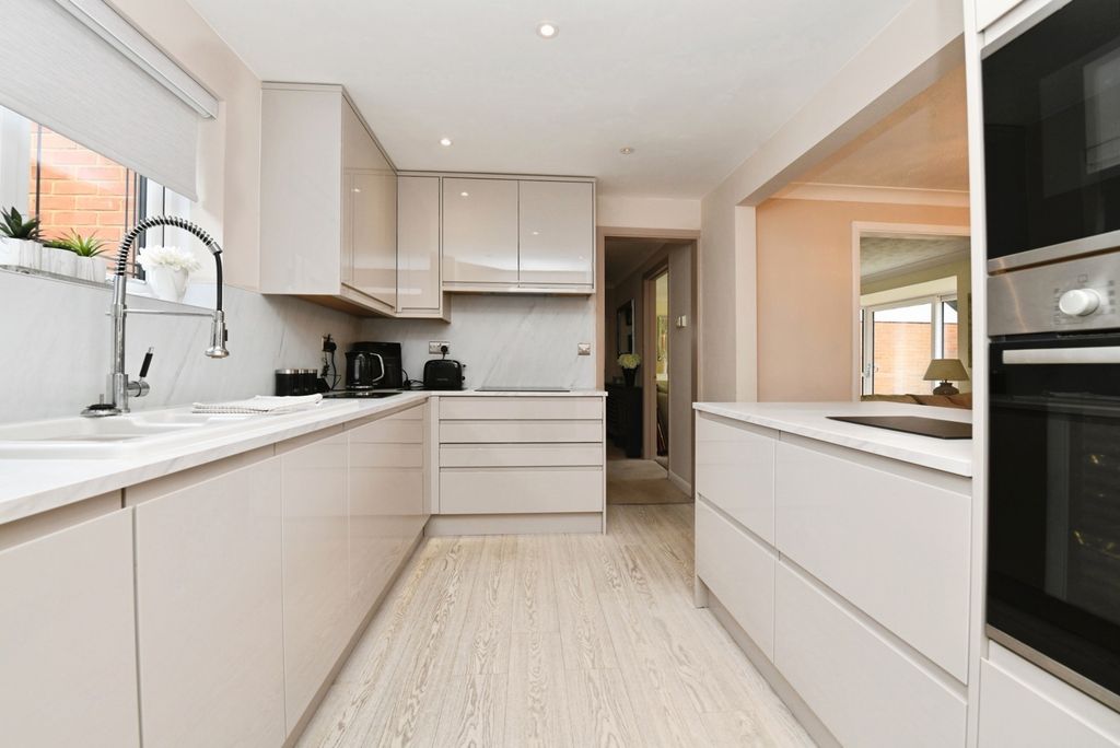 Property photo 3 of 19 Kitchen