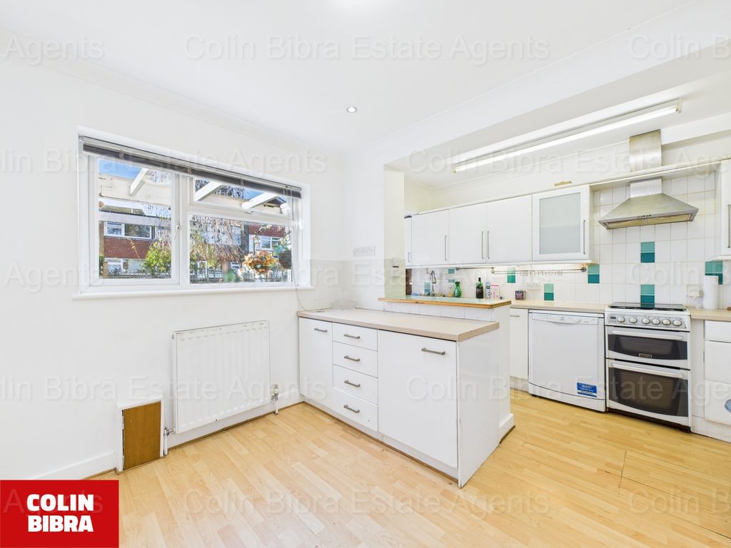 Property photo 3 of 25 Cam04175G0-Pr0064-Still030