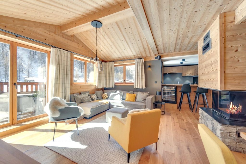 Property photo 2 of 17 Delightful 4 Bedroom