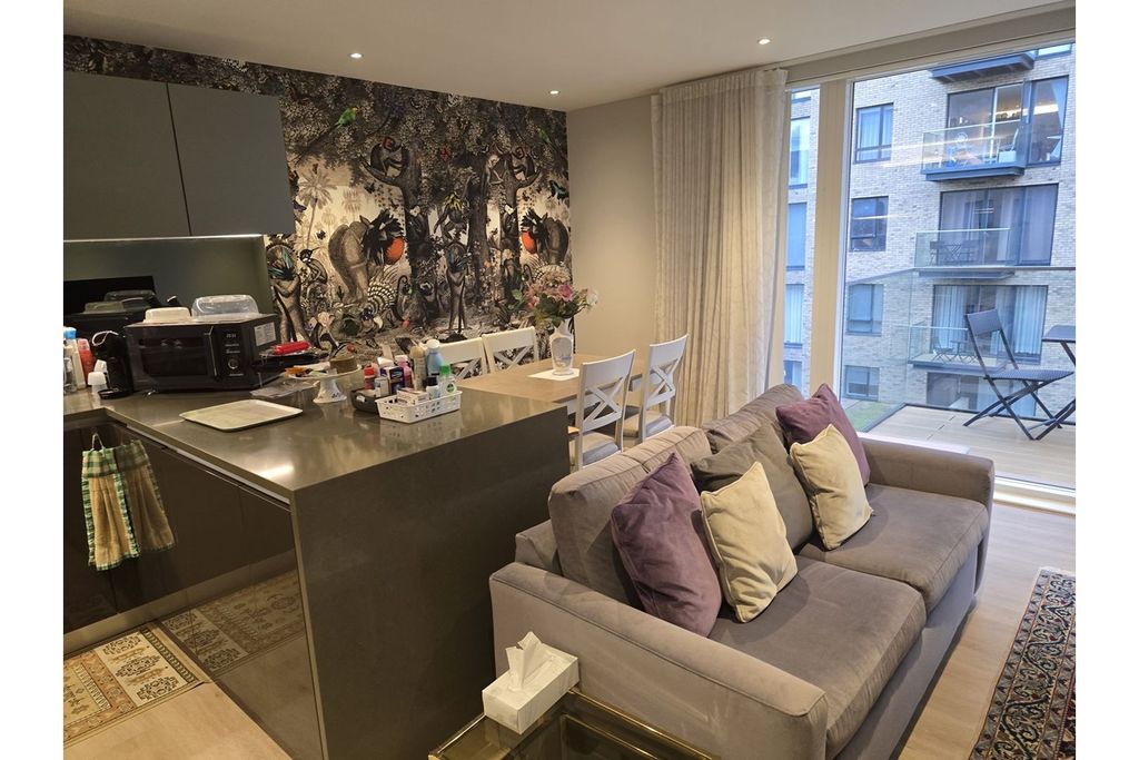 Property photo 2 of 9 Living / Dining Room