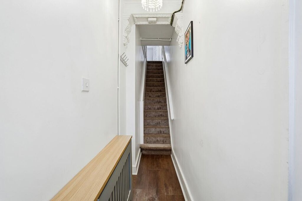 Property photo 2 of 11 Hallway