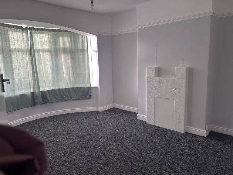 Property photo 1 of 7 4 Bed Semi-Detached House To Rent Sandhurst Dr, Ilford, London Ig3