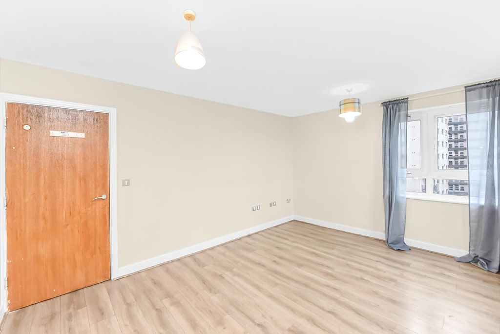 Property photo 3 of 12 Lounge.