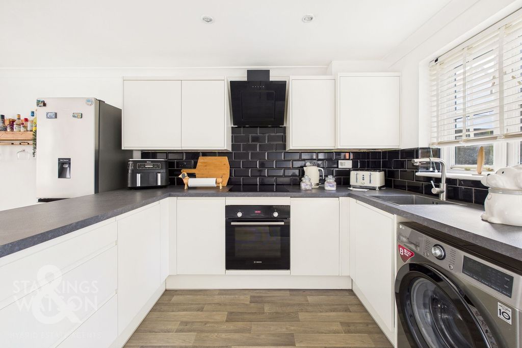 Property photo 2 of 25