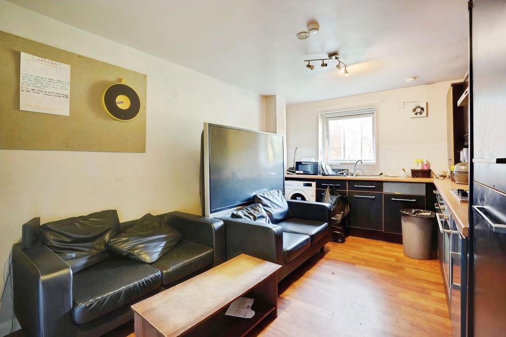 Property photo 3 of 9 Kitchen