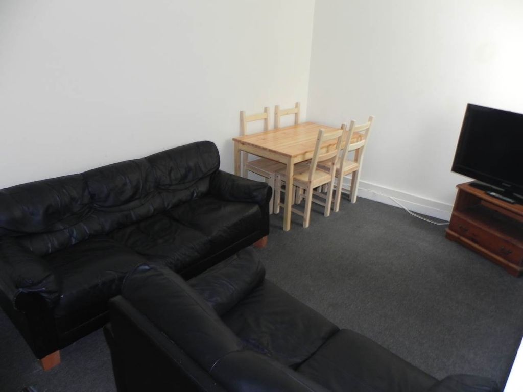 Property photo 2 of 12 126 King Edwards Road Lounge Photo 2