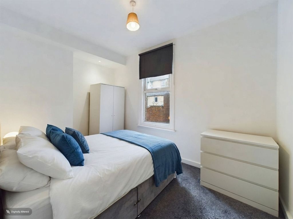 Property photo 1 of 11 Room 3
