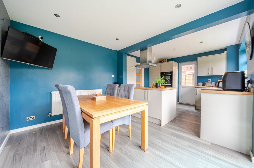 Property photo 3 of 10 1384175-15-692452...