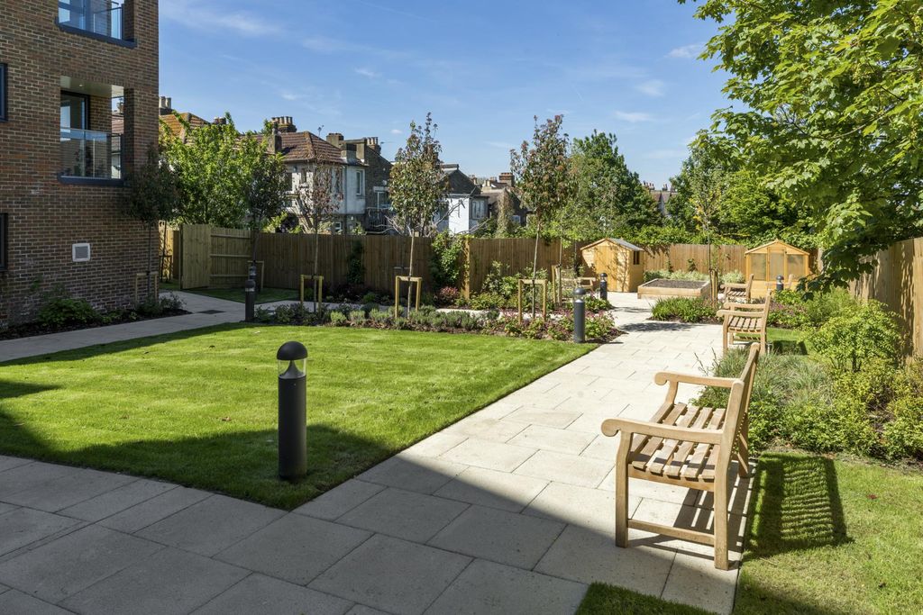 Property photo 1 of 13 Shared Gardens