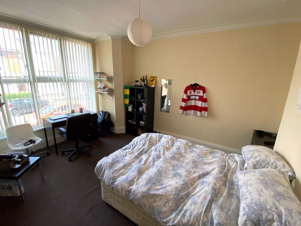 Property photo 1 of 22 A Spacious And Well-Lit Bedroom Featuring A Large ...