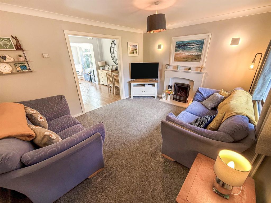 Property photo 2 of 18 Lounge