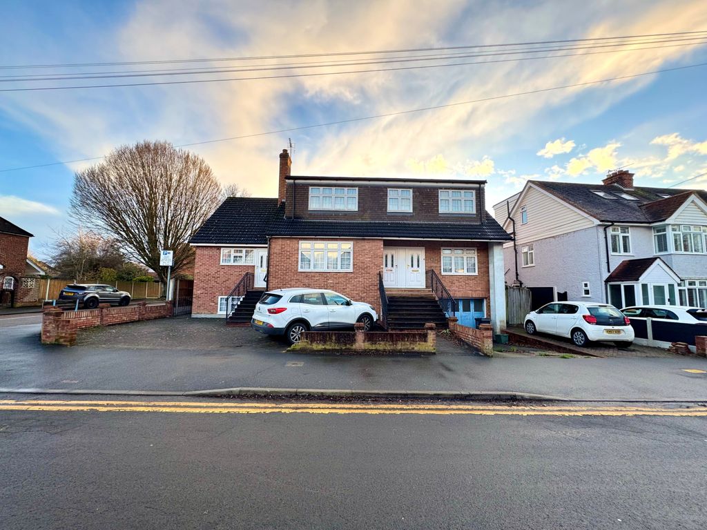 Property photo 1 of 6 Oaklands Crescent , Chelmsford , Essex , CM2 9Fg