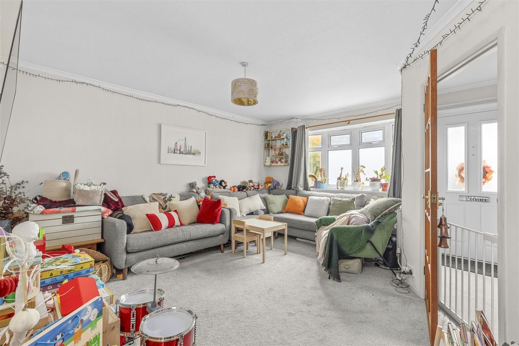 Property photo 3 of 15 25 Ashtree Walk, Hp15 7Tg-4.Jpg