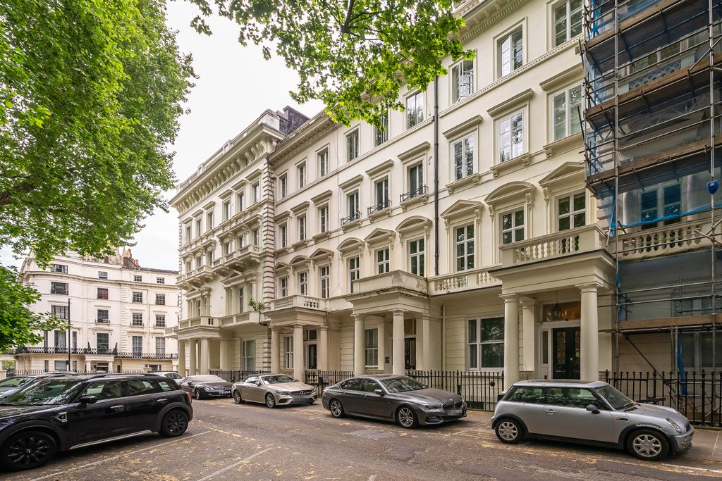Property photo 1 of 9 White Stucco Fronted Building With Residents Parking