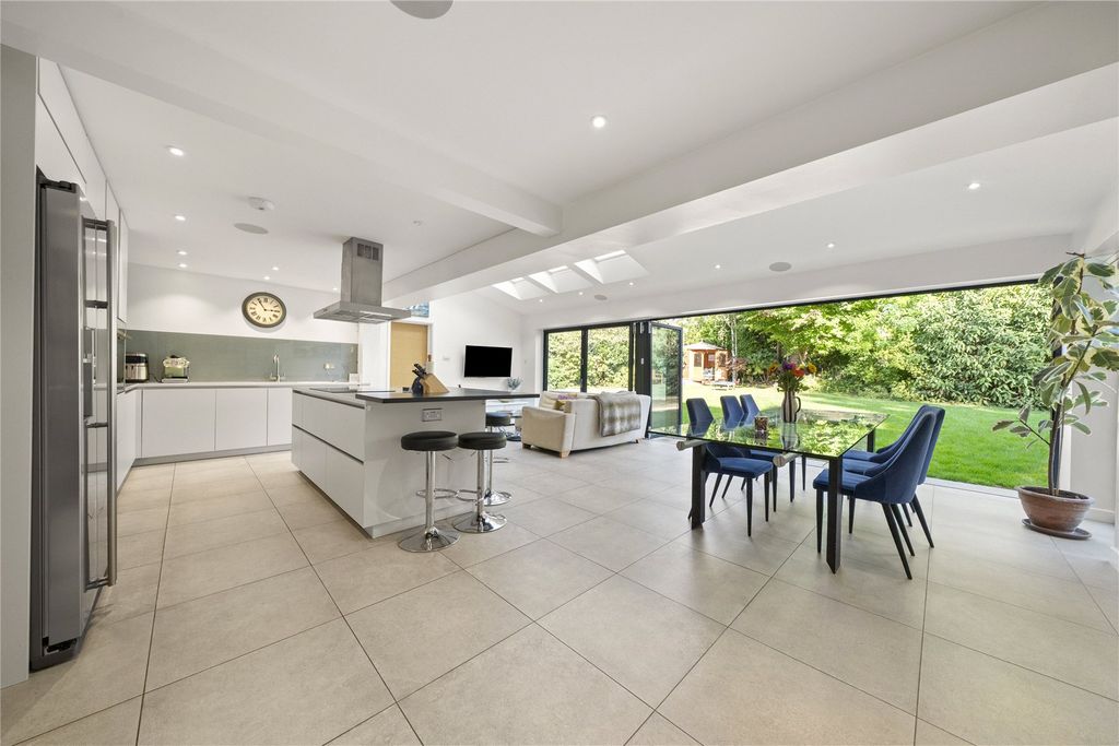 Property photo 3 of 15 Stunning Kitchen